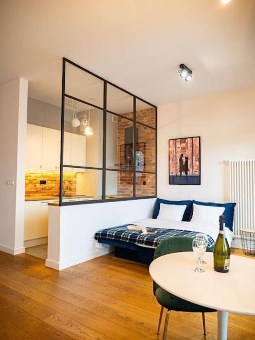 Chic Apartment In Historic Koneser Area Varsóvia Exterior foto