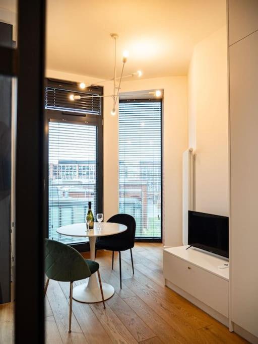 Chic Apartment In Historic Koneser Area Varsóvia Exterior foto