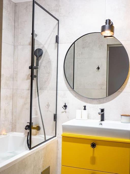 Chic Apartment In Historic Koneser Area Varsóvia Exterior foto